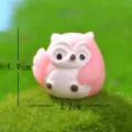 Mini schattig cartoon uil hars beeldje voor mos microlandschap en vetplanten - Roze uil die hoofd aanraakt