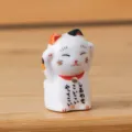 Detalle de reposa palillos de gato de la suerte de cerámica, bonita figura de gatito. - Estilo 1