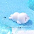 Mini statuetta di foca bianca per decorazione paesaggio di muschio e neve, accessorio polare. - Foca Prona