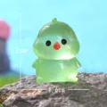 Miniatura de estatuilla de pollito verde luminoso de resina para decoración de escritorio. - Verde