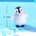 Simpatica statuetta di pinguino in resina in miniatura per paesaggio di muschio e neve. - Pinguino Grasso con Testa Inclinata