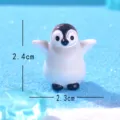 Graziosa statuetta di mini pinguino per micro paesaggio di muschio e decorazione natalizia. - Pinguino Grasso con Ali Spiegate