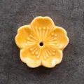 Gelber Kirschblüten Räucherstäbchenhalter aus Keramik, dekorativer Blumenstabhalter für Zuhause. - Gelborange