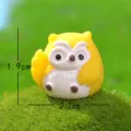 Mini geel en wit tekenfilm uil beeldje, perfect voor mos microlandschap en vetplanten decor. - Gele uil die hoofd aanraakt