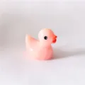 Primer plano de un lindo patito de resina rosa, ideal para micropaisajes y accesorios de bricolaje. - Rosa Caramelo