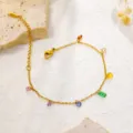 Vista dettagliata ciondolo zircone multicolore in acciaio titanio dorato, gioiello delicato. - Cavigliera Arcobaleno(J792)