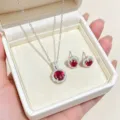 Elegantes rotes Zirkonia Halskette und Ohrringe Schmuckset mit funkelndem runden Anhänger. - Oberteil Und Unterteil / Silber Rot Zirkonia Set (Halskette + Ohrringe)