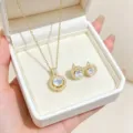 Vergoldetes Schmuckset mit runden Zirkonia Steinen, Halskette und Ohrringen elegant glänzend. - Oberteil Und Unterteil / Gold Weiß Zirkonia Set (Halskette + Ohrringe)