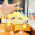 Llavero de peluche de juguete amarillo lindo con lazo azul y dijes de pompones para bolsos. - Monedero de Peluche Pompón - Perro