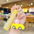 Simpatico portachiavi maialino rosa con auto gialla per zaino, borsa e regalo carino. - Mais