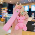 Schattige roze berensleutelhanger met gewatteerde band en gouden hardware voor tas - Roze