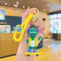 Schattige cartoon dinosaurus sleutelhanger met skateboard, trendy tas hanger accessoire. - Trendy Dinosauriër - Gele Kleding Skateboard