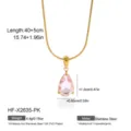 Vue détaillée du collier chaîne serpent dorée avec pendentif en cristal poire rose. - 40+5cm / Goutte Rose
