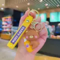 Porte-clés ours dessin animé mignon avec sangle soda jaune, pendentif sac silicone kawaii voiture. - Soda Animal-Ours avec Jus d'Orange