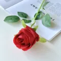 Flor artificial de rosa roja realista con tallo verde para decoración de bodas en el hogar. - Rojo