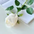 Flor artificial de rosa blanca de seda decoración del hogar boda realista fiesta de amor - Blanco