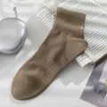 Herren Khaki Baumwolle Mittelsocken mit Fersenstickerei Freizeit Sportsocken für Sommer - Einheitsgröße / Khaki
