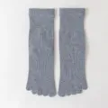 Grey five-toe socks for yoga and fitness, comfortable mid-calf athletic socks for women and men. - One Size / 05 Medium Gray
