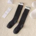 Gemütliche damen korallenfleece flauschige winter lange socken weich und gestreift - Einheitsgröße / 02 Dunkelgrau