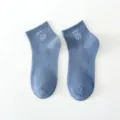 Calzini corti blu carini da donna con semplice ricamo di orsetto, cotone morbido e traspirante. - Blu