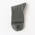 Calcetines de tubo medio de algodón liso para hombre, variante gris, cómodo - Talla única / 06 Verde Militar