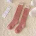 Gemütliche rosa Korallenfleece flauschige Kniestrümpfe mit weißen Streifen für den Winter. - Einheitsgröße / Rosa