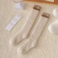 Gemütliche flauschige Korallenfleece Wadenstrümpfe für Damen, warme Wintersocken gestreift. - Einheitsgröße / Beigeweiß