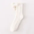 Süße weiße Korallenfleece-Mittelsocken für Damen mit niedlichen Bommeln für warme Wintertage. - Einheitsgröße / 01 Weiß