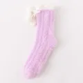 Kuschelige Korallenfleece Damen Socken mit handgemachten weißen Bommeln für den Winter - Einheitsgröße / 02 Lila