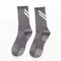 Calcetines deportivos grises para hombre con puntos antideslizantes y rayas blancas. - Talla única / Gris oscuro