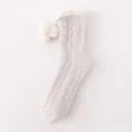 Gemütliche flauschige Damen Wintersocken in Grau mit süßen weißen Pompoms und Plüsch. - Einheitsgröße / 03 Khaki