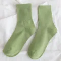 Comode calze da donna verde medio-lunghe a coste, morbido cotone per uso quotidiano. - Verde militare