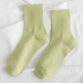 Comode calze da donna a costine verde avocado in morbido cotone per uso quotidiano. - Verde matcha