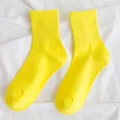 Calzini gialli a tubo medio da donna in comodo cotone lavorato a maglia variante. - Giallo brillante