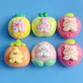 Detaillierte Nahaufnahme von niedlichen tierischen Frucht Harz Cabochons fuer DIY Basteln. - Gemischte Stile