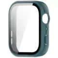 Donkergroene PC smartwatch beschermhoes detail met nauwkeurige knopuitsparingen en gehard glas. - Huawei Fit 5 hoesje met geïntegreerde screenprotector / Dennenbomen Groen