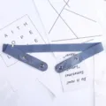 Cinturón elástico azul sin hebilla para mujer, correa de cintura extensible para vaqueros diarios. - Azul claro denim + hebilla central