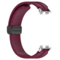 Cinturino per orologio in silicone vista dettagliata, bordeaux con connettori in metallo e fibbia. - Borgogna