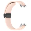 Dettaglio del cinturino in silicone con connettore metallico e chiusura magnetica pieghevole. - Connettore Argentato + Cinturino (12MM) / Rosa Nebulosa