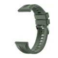 Detailansicht des grünen Silikonarmbands mit silberner Metallschnalle und Schnellverschluss. - Standardgröße / Feldgrün