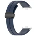 Cinturino per orologio in silicone blu scuro con chiusura magnetica e connettori in metallo. - Blu scuro