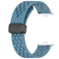 Vista dettagliata del cinturino di ricambio in silicone traspirante con chiusura magnetica. - Blu Premium