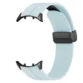 Primo piano del cinturino per orologio in silicone azzurro con fibbia pieghevole magnetica. - Blu Nuvola d'Acqua