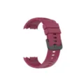 Detalle de correa de reloj de silicona, banda rojo oscuro con hebilla negra, diseño transpirable. - Burdeos