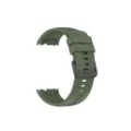 Detalle de la correa de reloj de silicona verde con textura flexible y hebilla negra. - Verde Oscuro