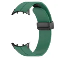 Primo piano dettagliato del cinturino in silicone magnetico verde scuro con fibbia. - Verde Prato