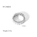Detailansicht eines luxuriösen Titanstahl Zirkonia Memoire Rings, 6,04 mm breit, 4,27 g schwer. - Größe 6 / Runder Stil (HF-J1829-S) / Silber