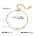 Detalle en primer plano de la pulsera de perlas de agua dulce de acero inoxidable dorado. - Estilo Gema Ovalada Perla de Mostacilla (BX-BP9207) / Chapado en oro 18K