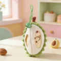 Detailaufnahme vom süßen Durian Plüsch Schlüsselanhänger, weicher Taschenanhänger mit Glöckchen. - Plüsch Abziehbare Durian-Grün