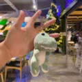 Niedlicher Plüsch Dinosaurier Schlüsselanhänger, weicher Stofftier Taschenanhänger. - Grün